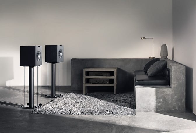 KEF Q150 zwart - lifestyle - Boekenplank speaker