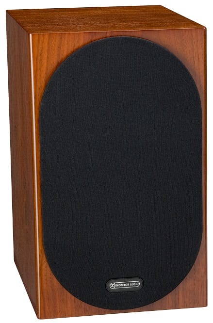 Monitor Audio Silver 100 6G walnoot - frontaanzicht met grill - Boekenplank speaker