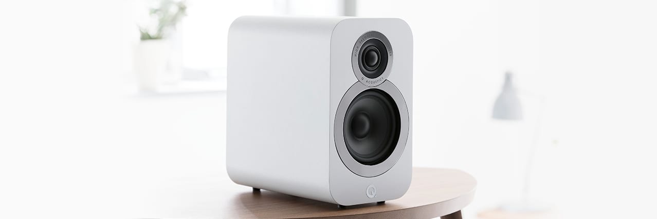 Q Acoustics 3020i wit - lifestyle - Boekenplank speaker