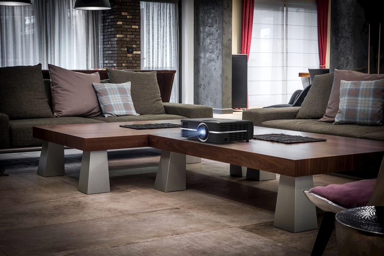 Optoma UHD350X - lifestyle - Beamer