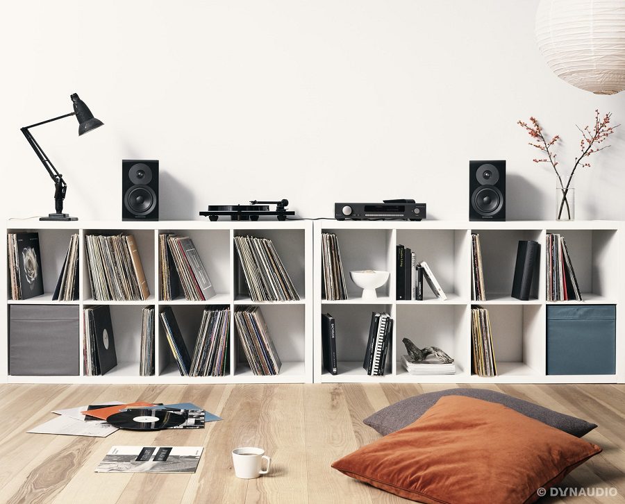 Dynaudio Emit 10 zwart - lifestyle - Boekenplank speaker