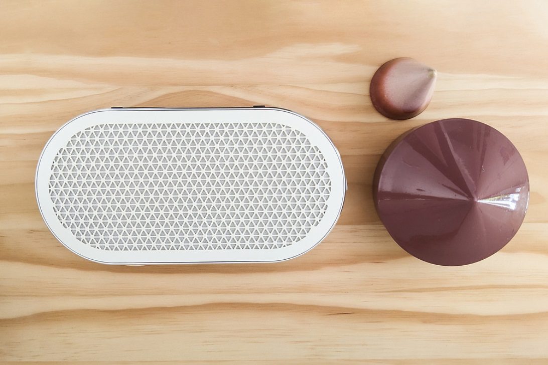 Dali Katch G2 caramel white - lifestyle - Bluetooth speaker