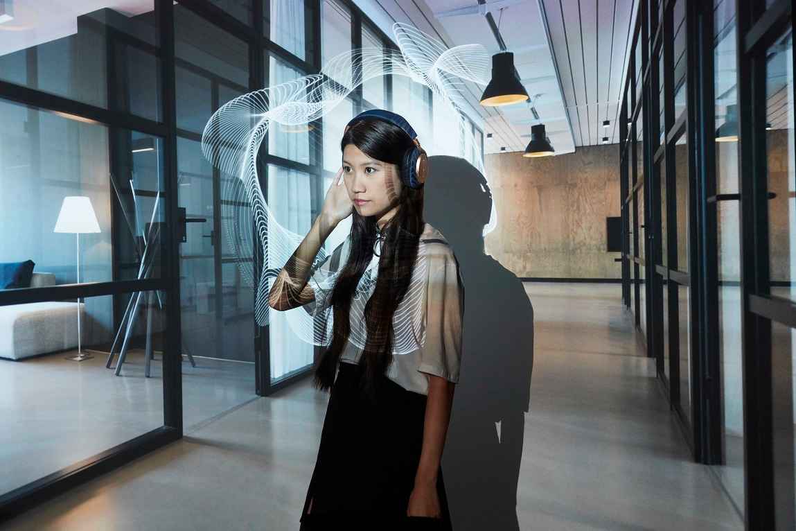 Bowers & Wilkins PX soft gold - lifestyle - Koptelefoon