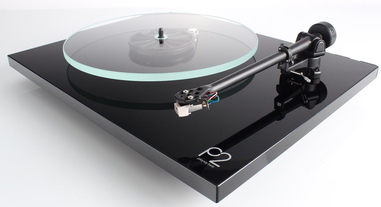 Rega Planar 2 Elys2 zwart hoogglans - zij frontaanzicht - Platenspeler