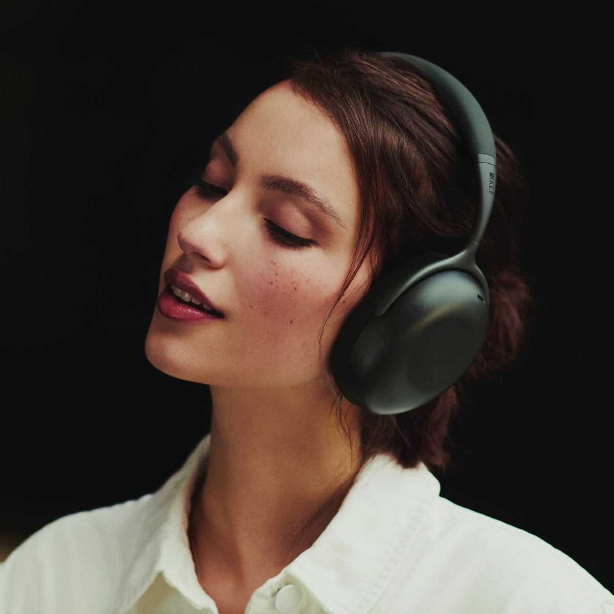 KEF MU7 charcoal grey - lifestyle - Koptelefoon