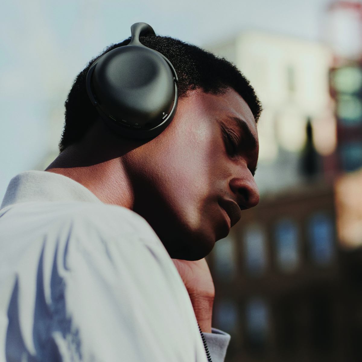 KEF MU7 charcoal grey - lifestyle - Koptelefoon