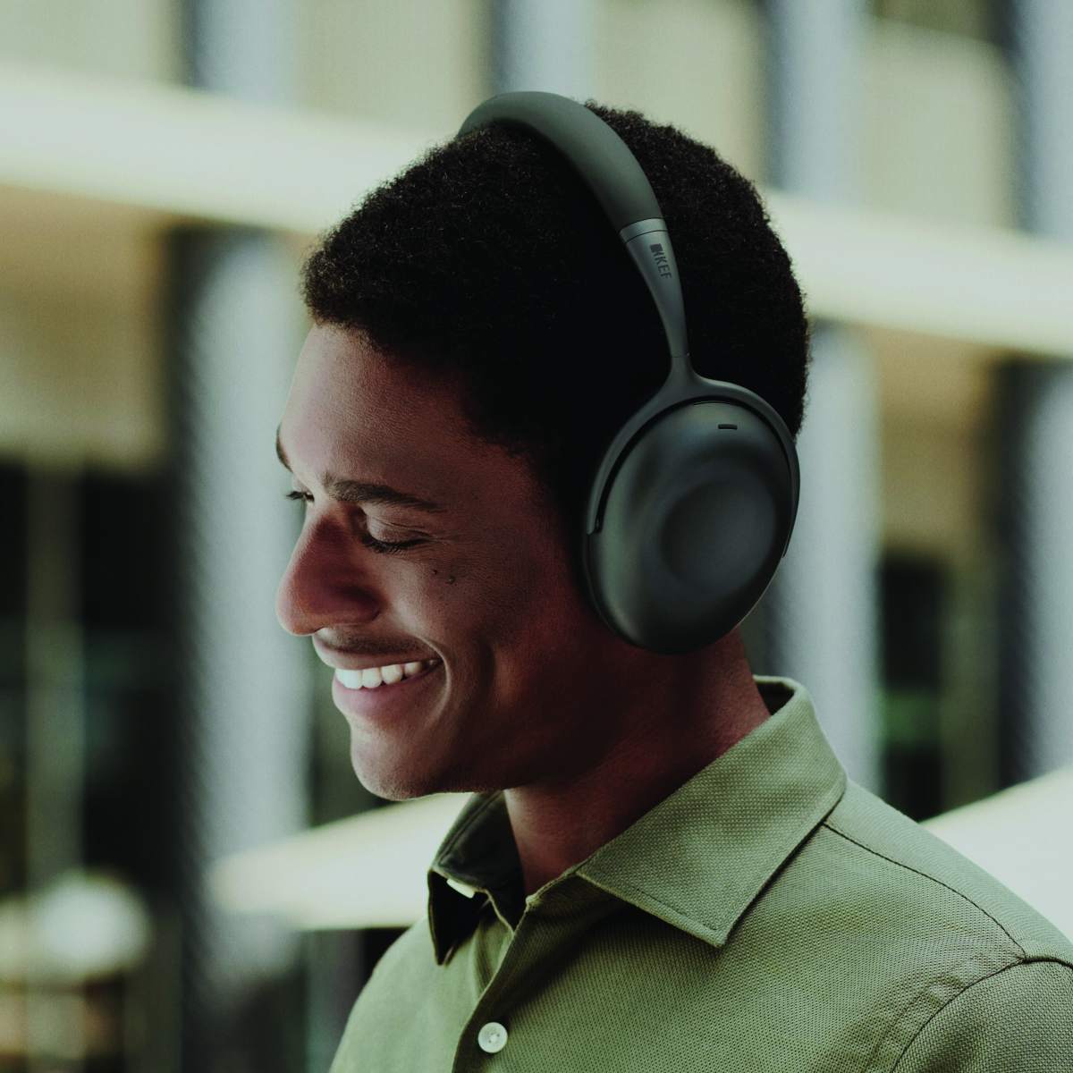 KEF MU7 charcoal grey - lifestyle - Koptelefoon