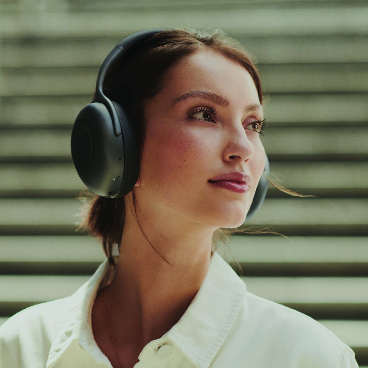 KEF MU7 charcoal grey - lifestyle - Koptelefoon