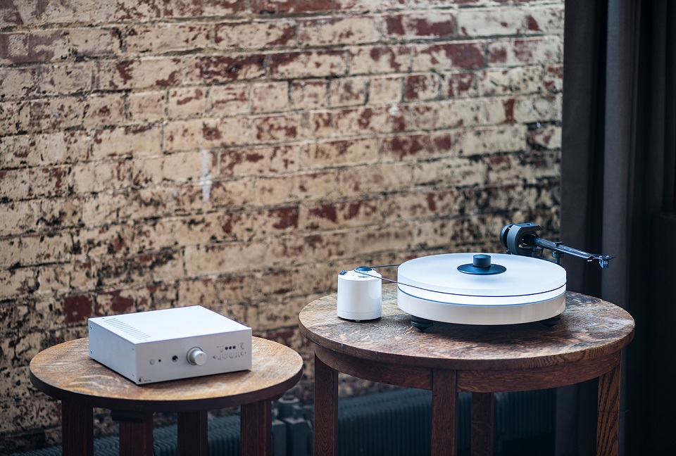 Pro-Ject RPM-5 Carbon (2M Bronze) rood - lifestyle - Platenspeler