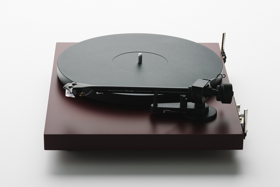 Pro-Ject Debut EVO 2 rood satijn - zijaanzicht - Platenspeler