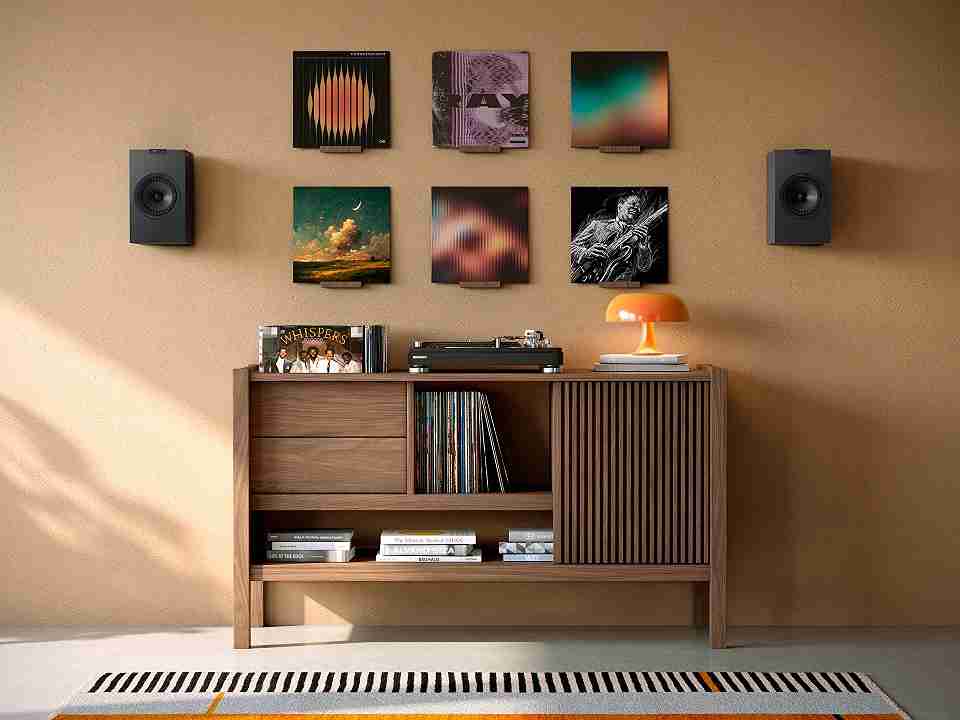 KEF Q1 Meta zwart satijn - lifestyle - Boekenplank speaker