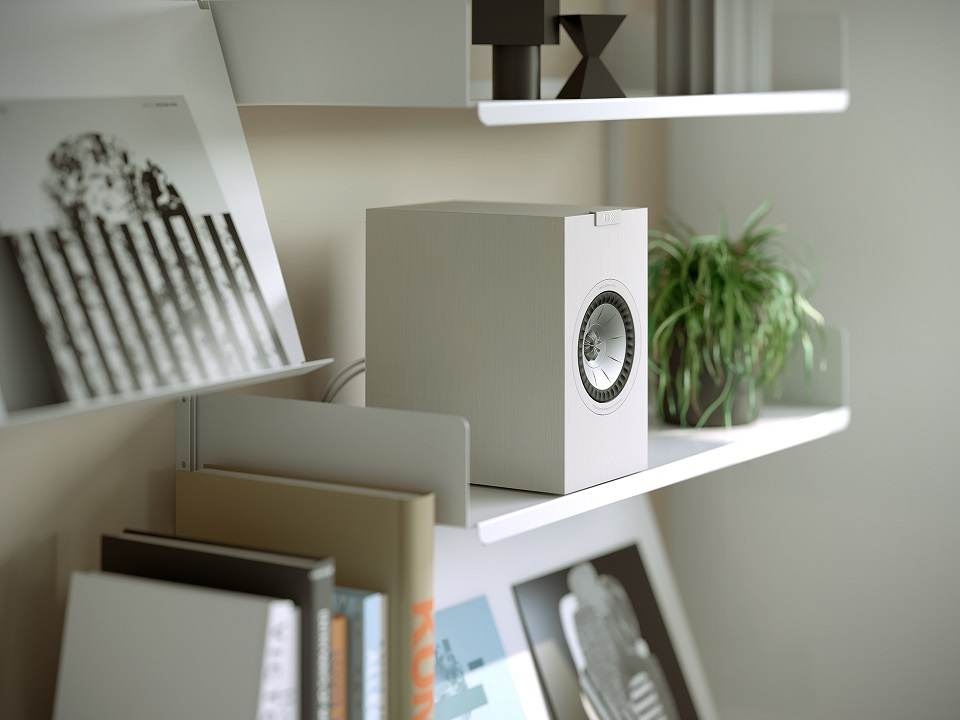 KEF Q1 Meta wit satijn - lifestyle - Boekenplank speaker