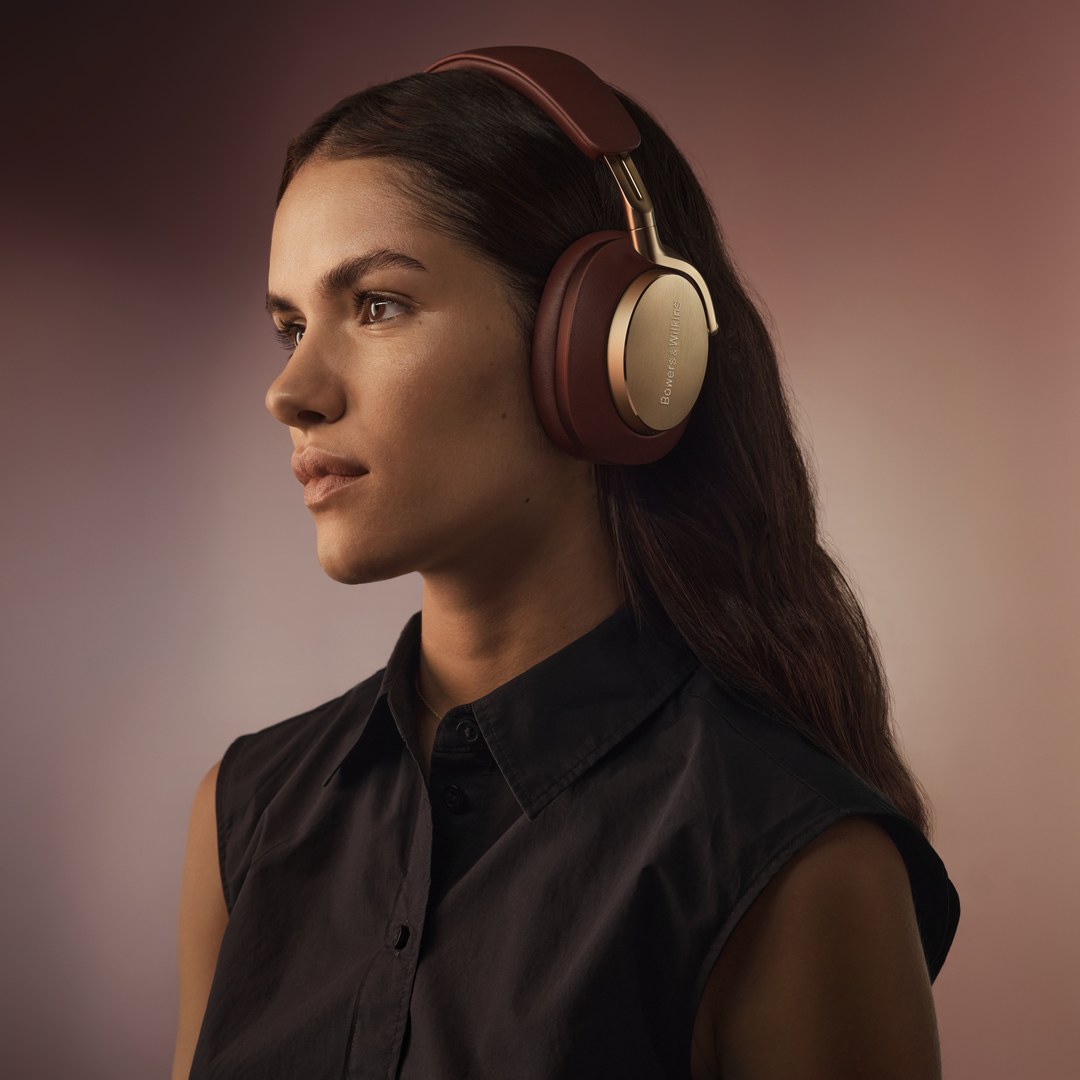 Bowers & Wilkins Px8 royal burgundy - lifestyle - Koptelefoon