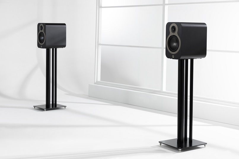 Q Acoustics 3020c zwart satijn - lifestyle - Boekenplank speaker