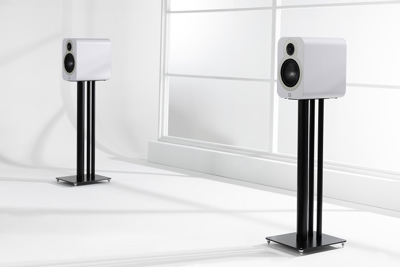 Q Acoustics 3020c wit satijn - lifestyle - Boekenplank speaker