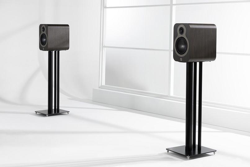 Q Acoustics 3020c walnoot - lifestyle - Boekenplank speaker