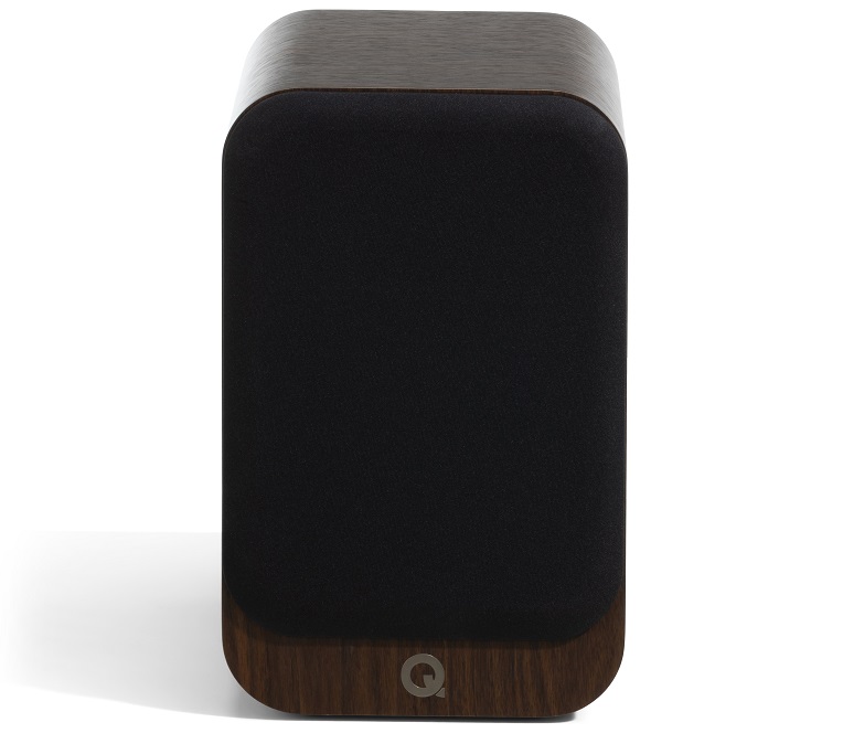 Q Acoustics 3020c walnoot - frontaanzicht met grill - Boekenplank speaker