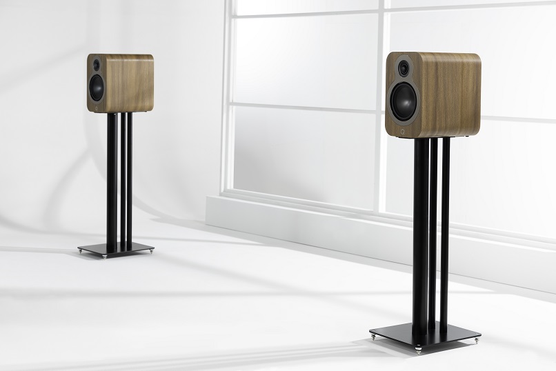 Q Acoustics 3020c eiken - lifestyle - Boekenplank speaker