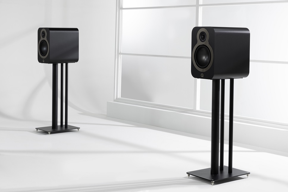 Q Acoustics 3030c zwart satijn - lifestyle - Boekenplank speaker