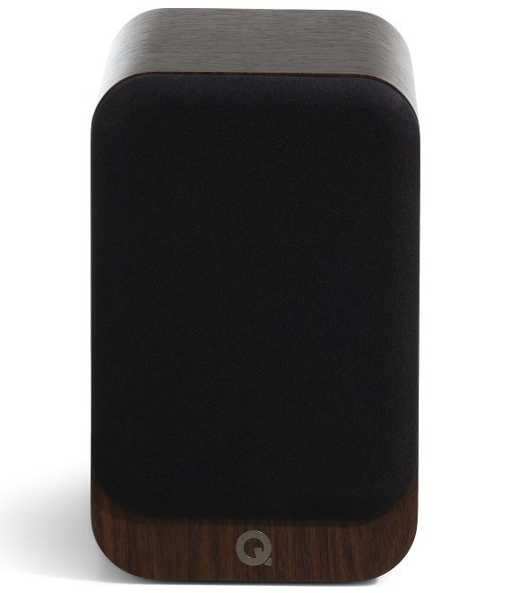 Q Acoustics 3030c walnoot - frontaanzicht met grill - Boekenplank speaker