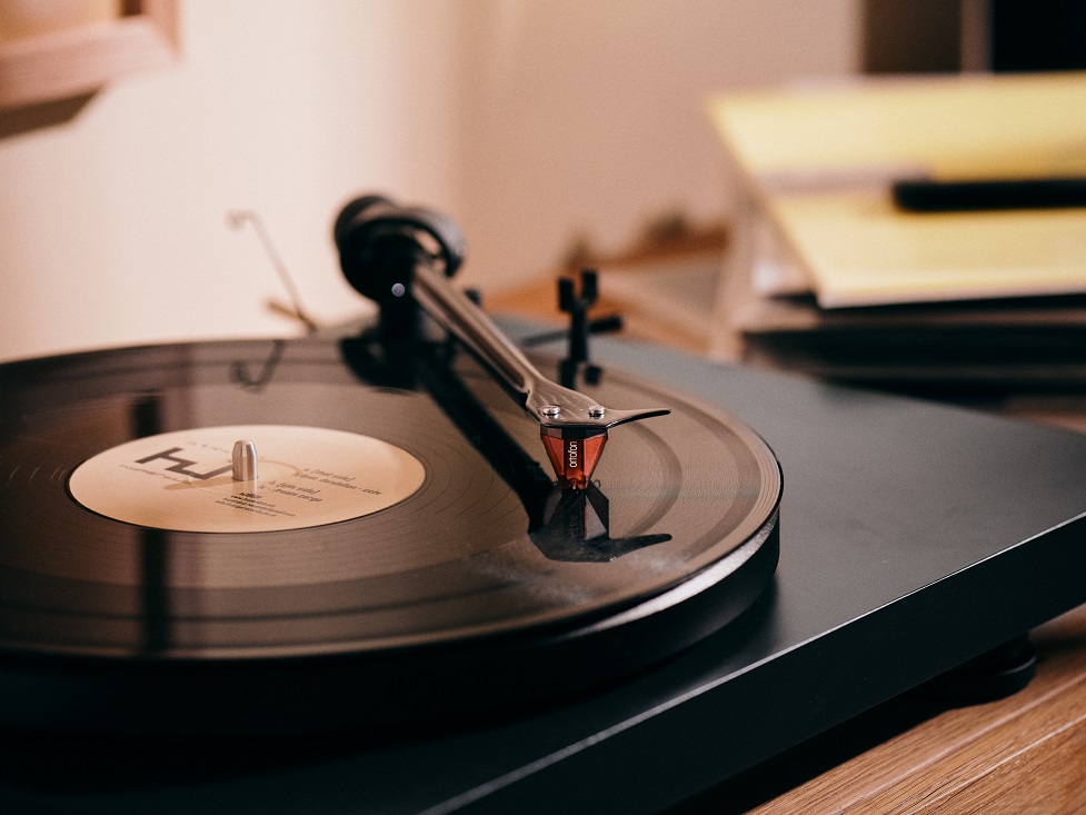 Ortofon 2M Red - lifestyle - Platenspeler element