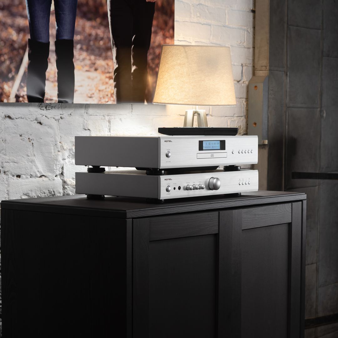Rotel A-10 mkII zilver - lifestyle - Stereo versterker