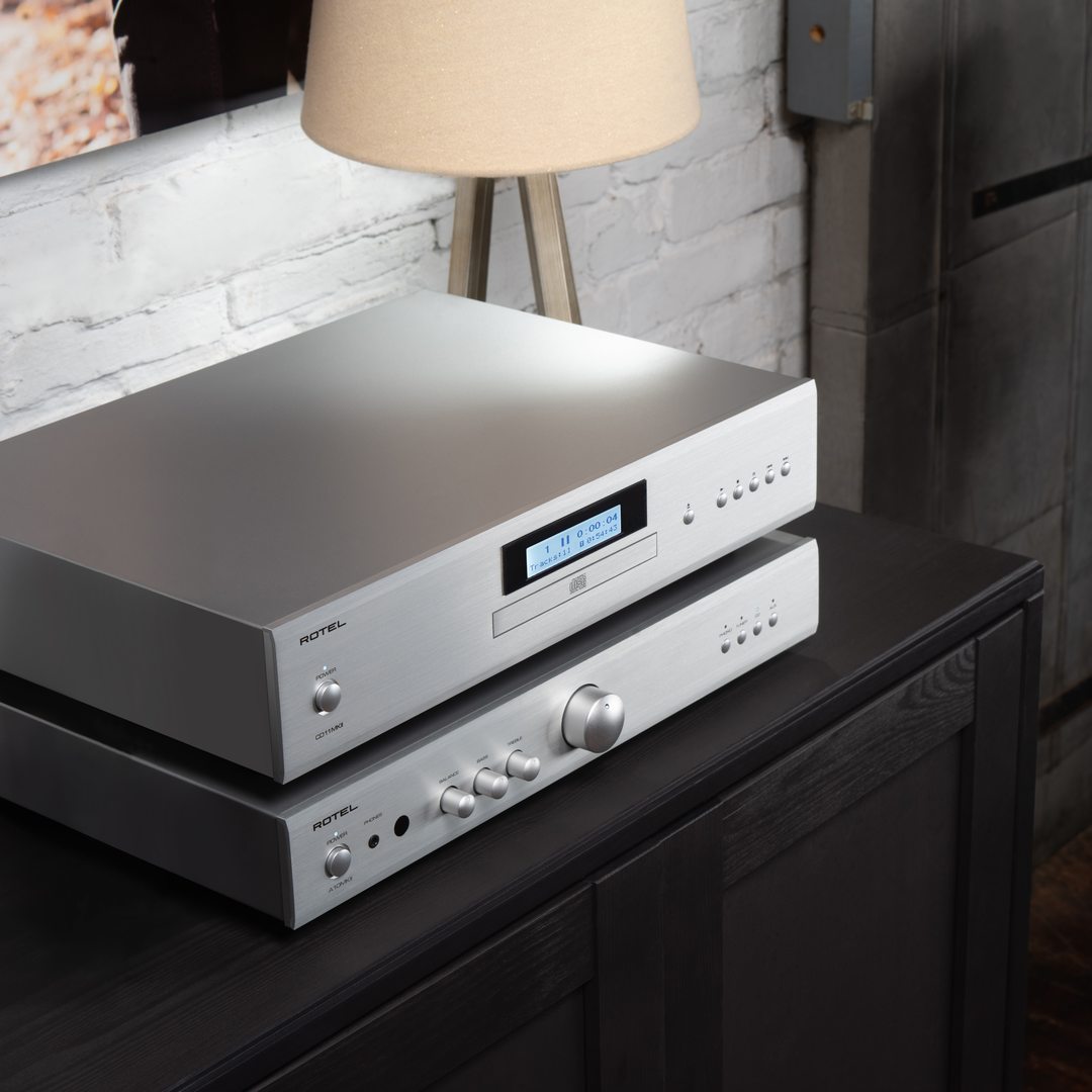 Rotel A-10 mkII zilver - lifestyle - Stereo versterker