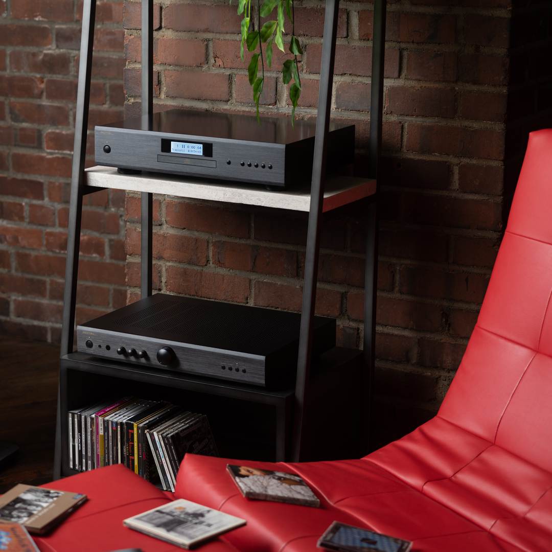 Rotel A-10 mkII zwart - lifestyle - Stereo versterker