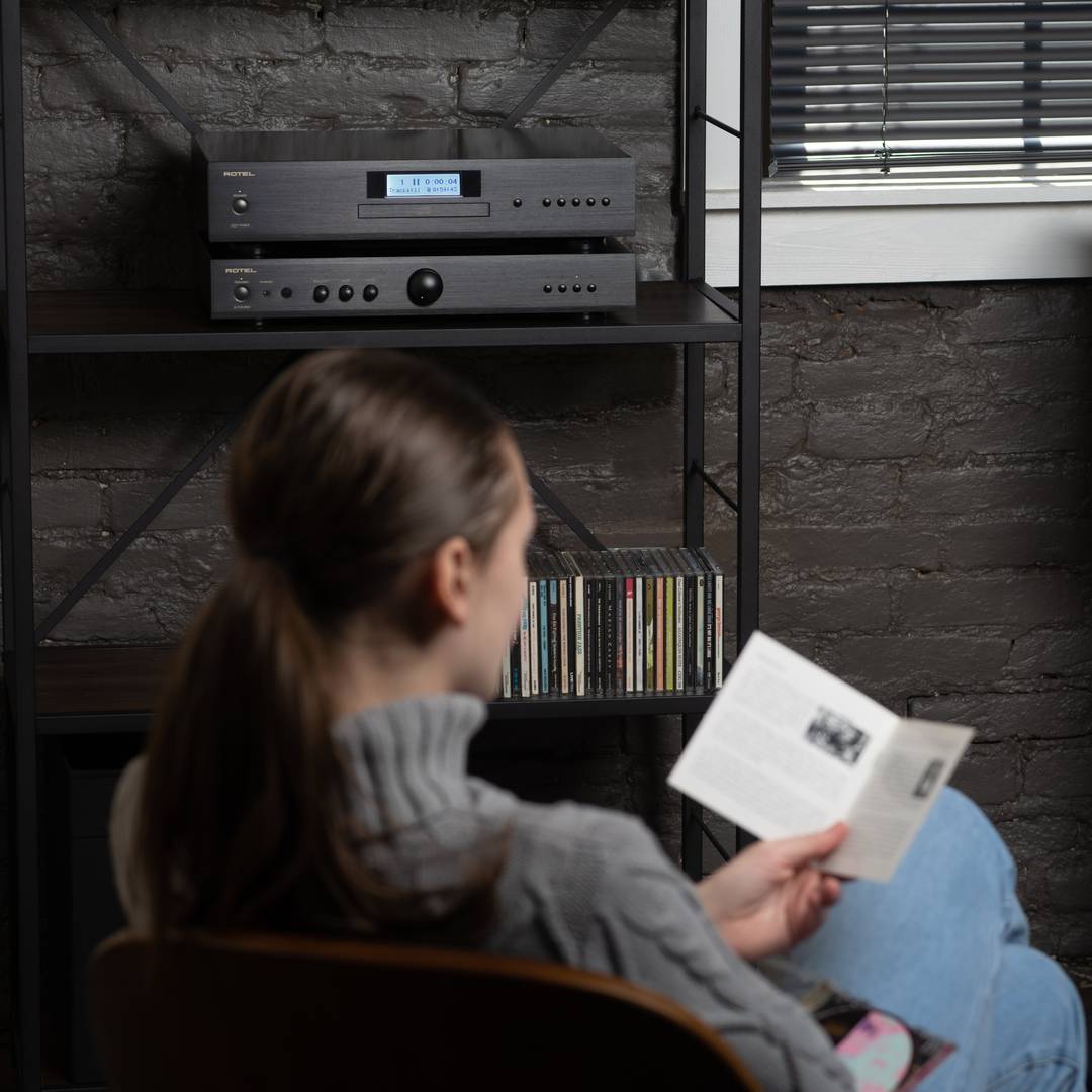 Rotel A-10 mkII zwart - lifestyle - Stereo versterker