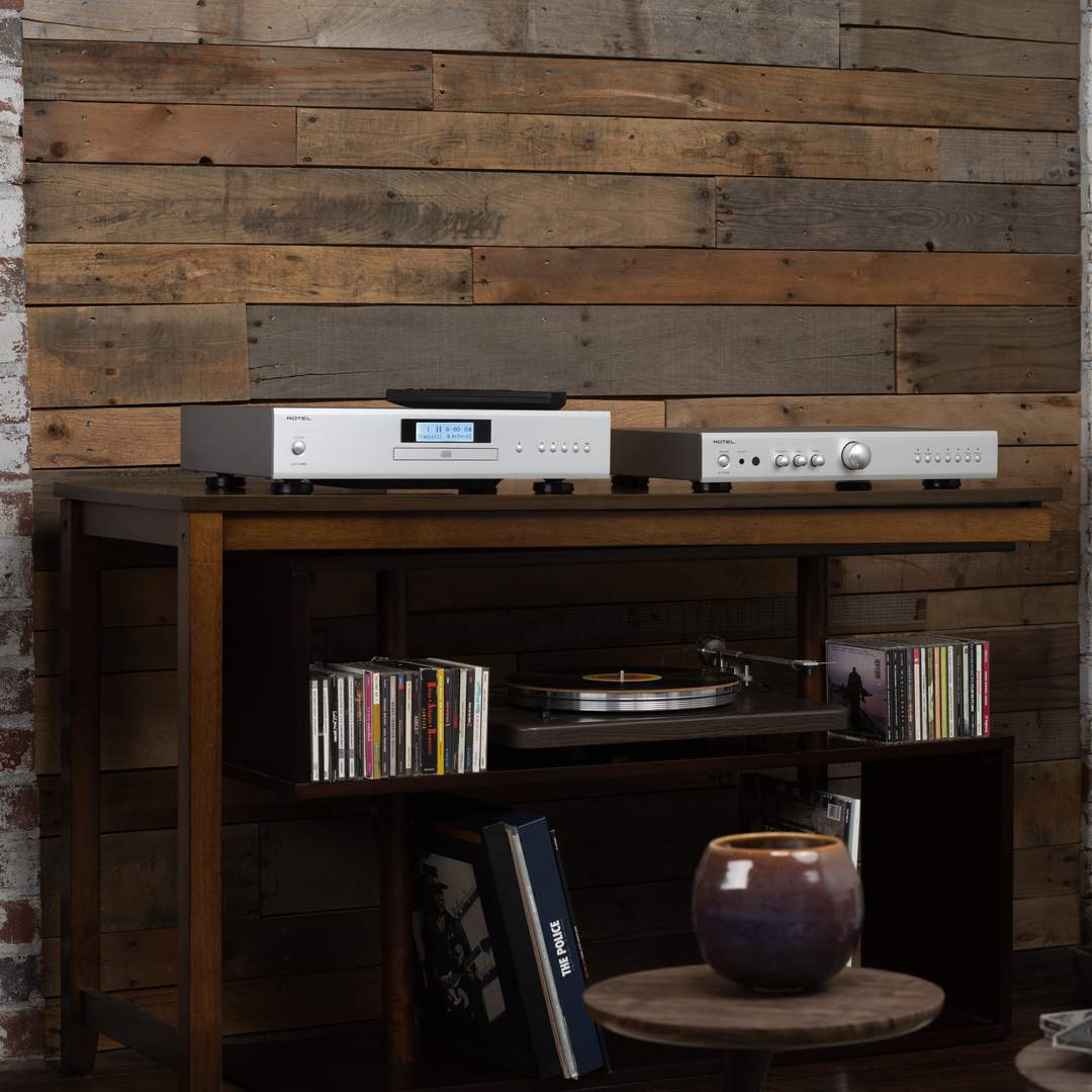 Rotel A-11 mkII zilver - lifestyle - Stereo versterker