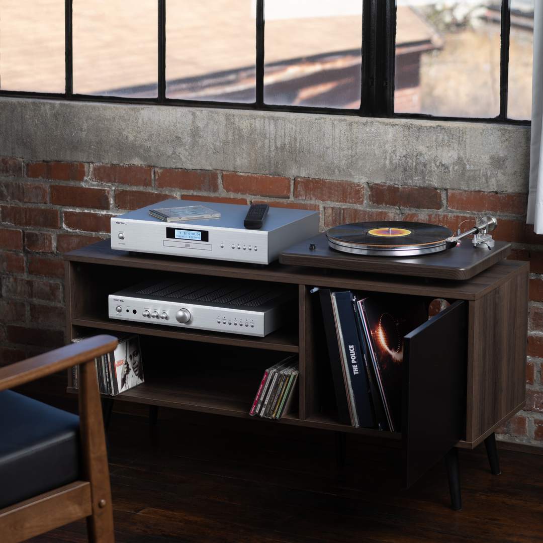 Rotel A-11 mkII zilver - lifestyle - Stereo versterker