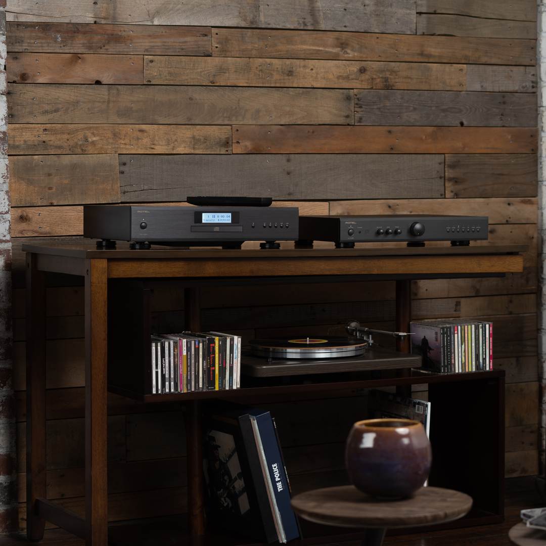 Rotel A-11 mkII zwart - lifestyle - Stereo versterker