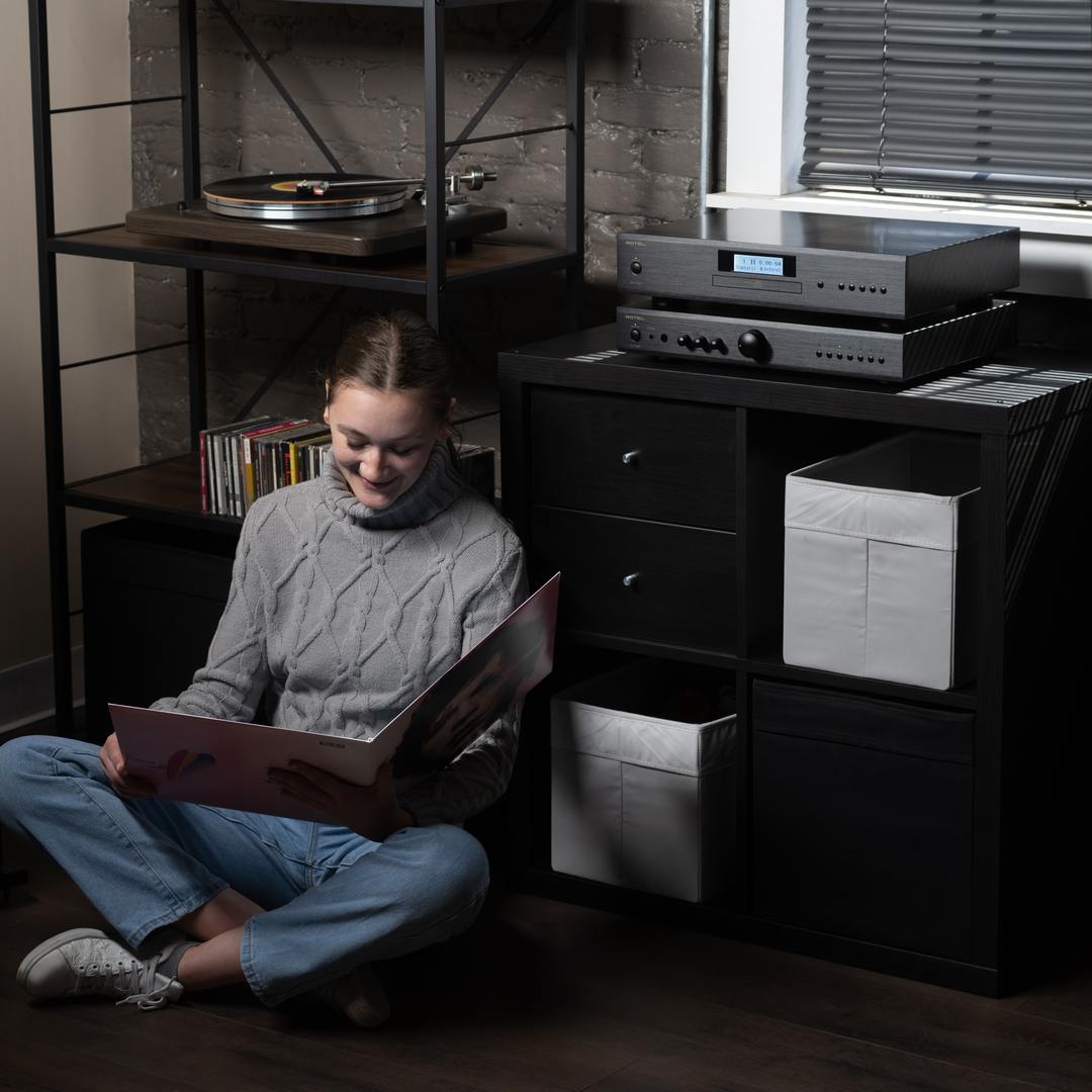 Rotel A-11 mkII zwart - lifestyle - Stereo versterker