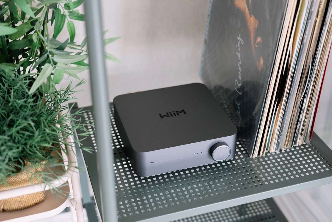 WiiM Amp Pro space grey - lifestyle - Stereo receiver