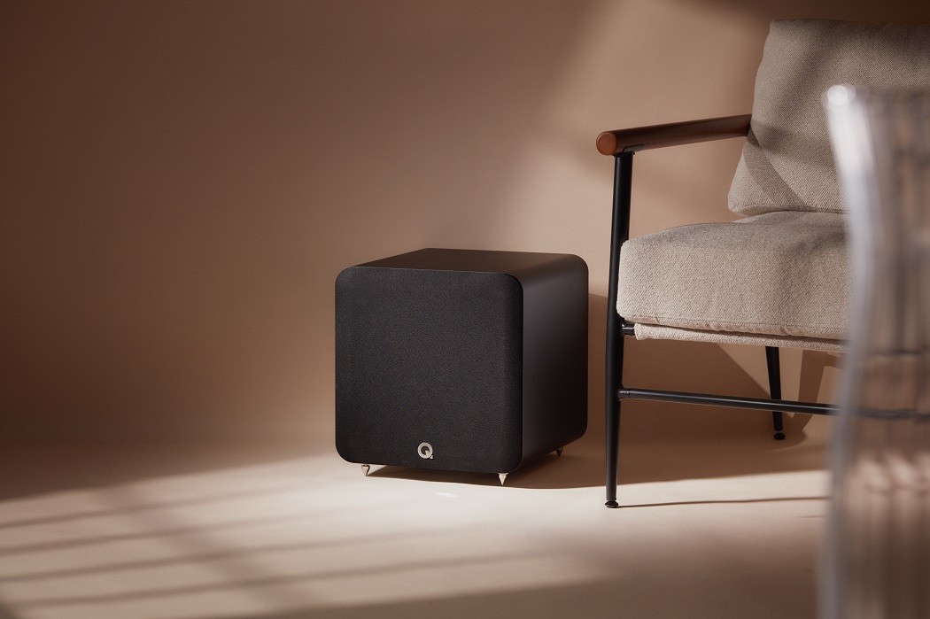 Q Acoustics Q SUB100 zwart satijn - lifestyle - Subwoofer