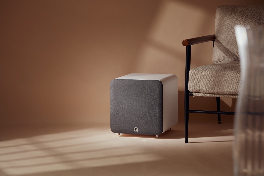 Q Acoustics Q SUB100 wit satijn - lifestyle - Subwoofer