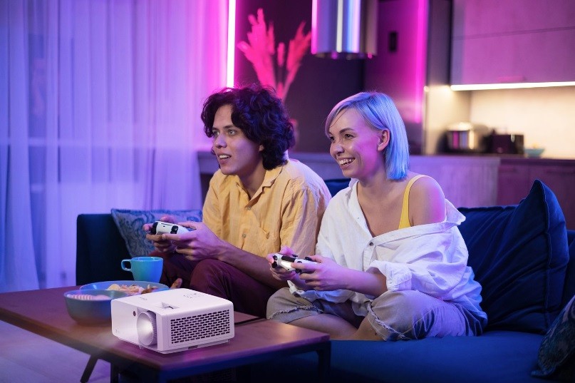 Optoma UHZ35 - lifestyle - Beamer