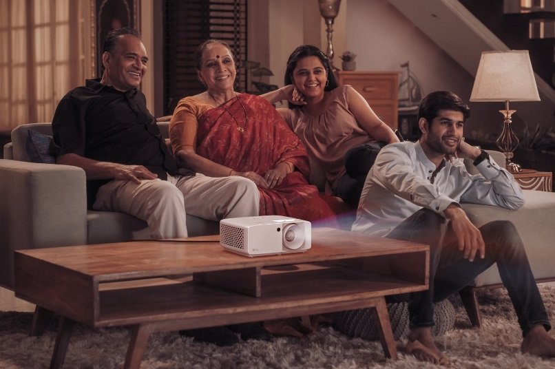 Optoma UHZ35 - lifestyle - Beamer