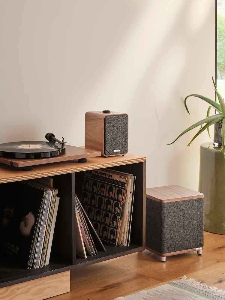 Ruark Audio MR1 mk3 rich walnut - lifestyle - Bluetooth speaker