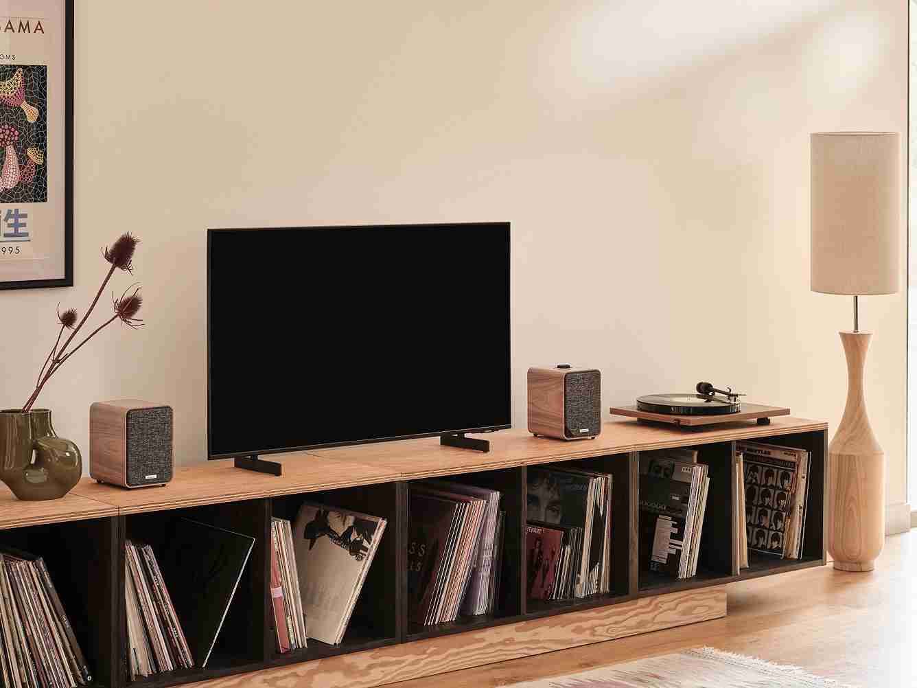 Ruark Audio MR1 mk3 rich walnut - lifestyle - Bluetooth speaker