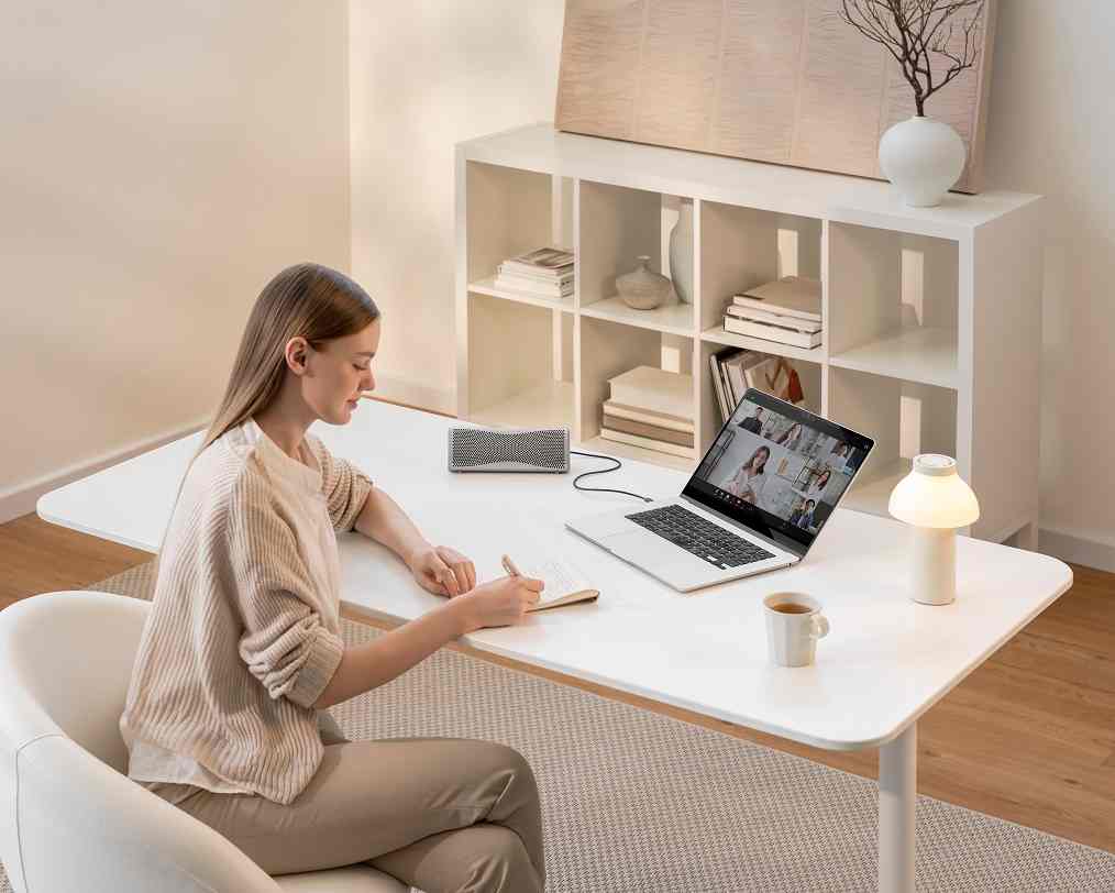 KEF Muo silver dusk - lifestyle - Bluetooth speaker