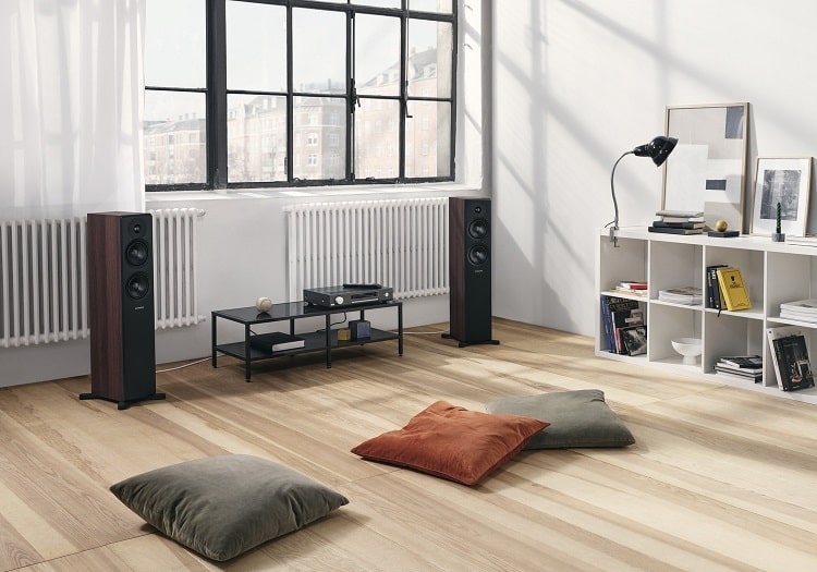Dynaudio Emit 30 walnoot - lifestyle - Zuilspeaker