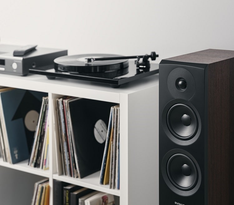 Dynaudio Emit 30 walnoot - lifestyle - Zuilspeaker