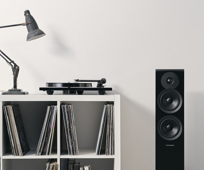 Dynaudio Emit 30 zwart - lifestyle - Zuilspeaker