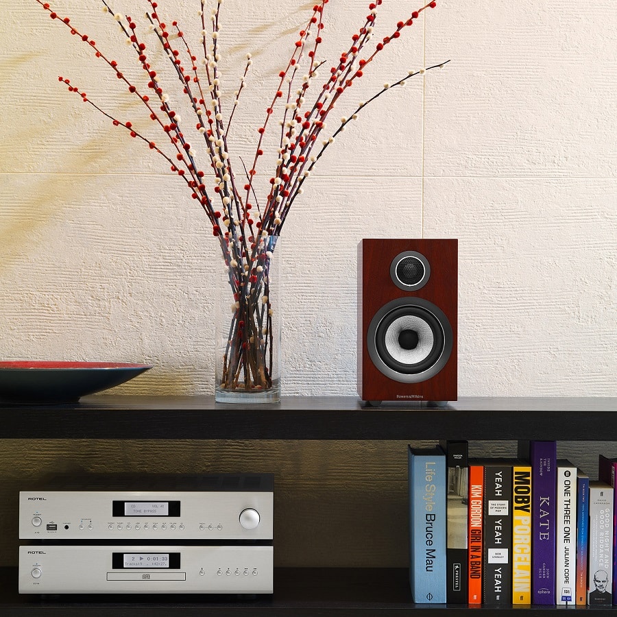 Bowers & Wilkins 707 S2 rosenut - lifestyle - Boekenplank speaker