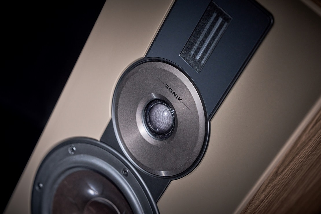 Dali Sonik 7 walnoot - detail - Zuilspeaker