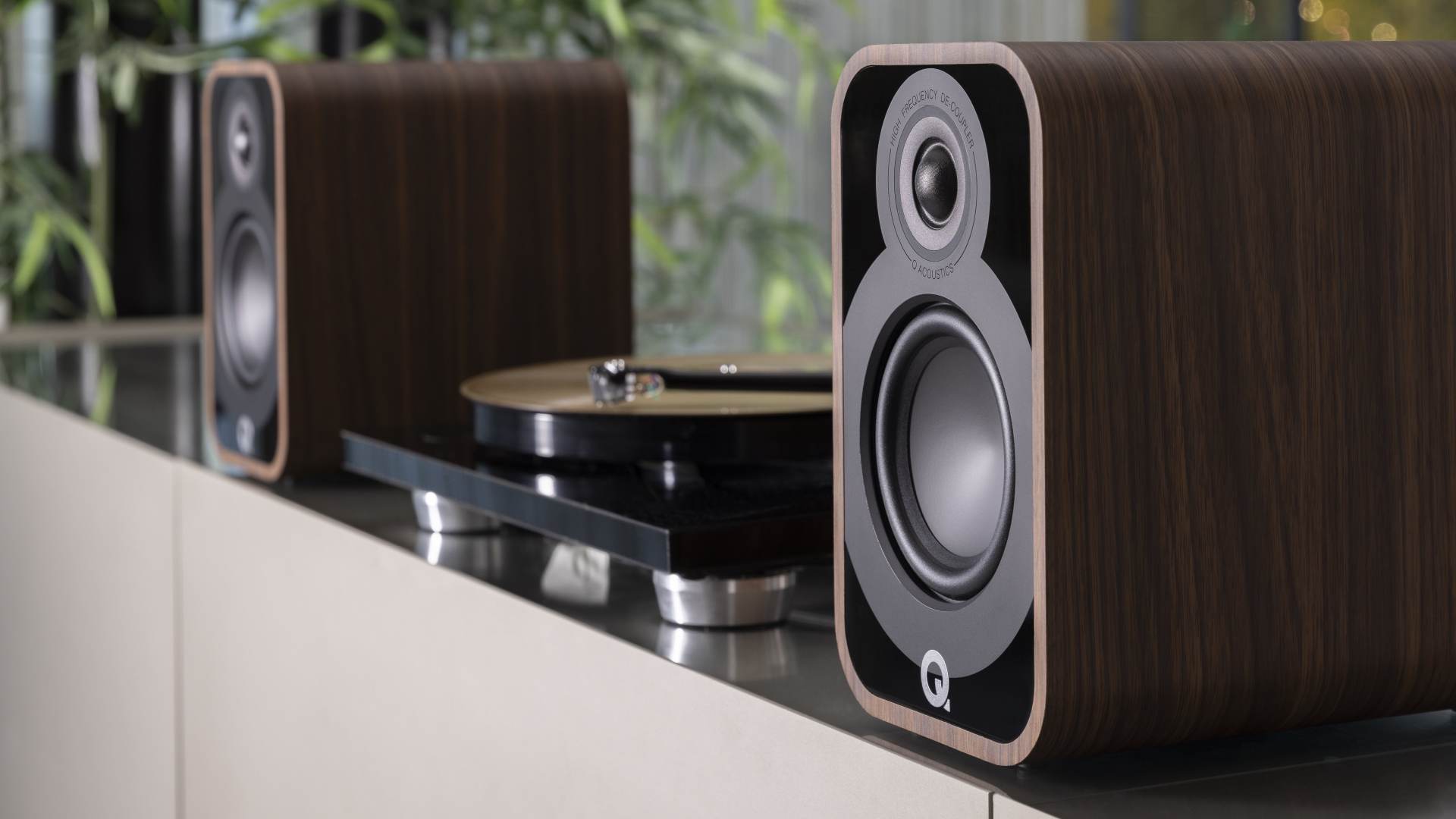 Q Acoustics 5010 rosewood - lifestyle - Boekenplank speaker