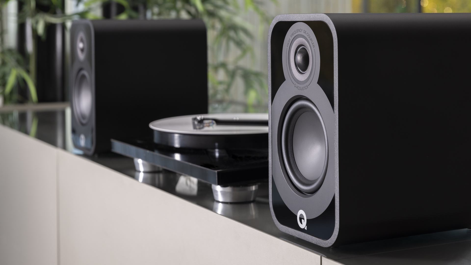 Q Acoustics 5010 zwart - lifestyle - Boekenplank speaker