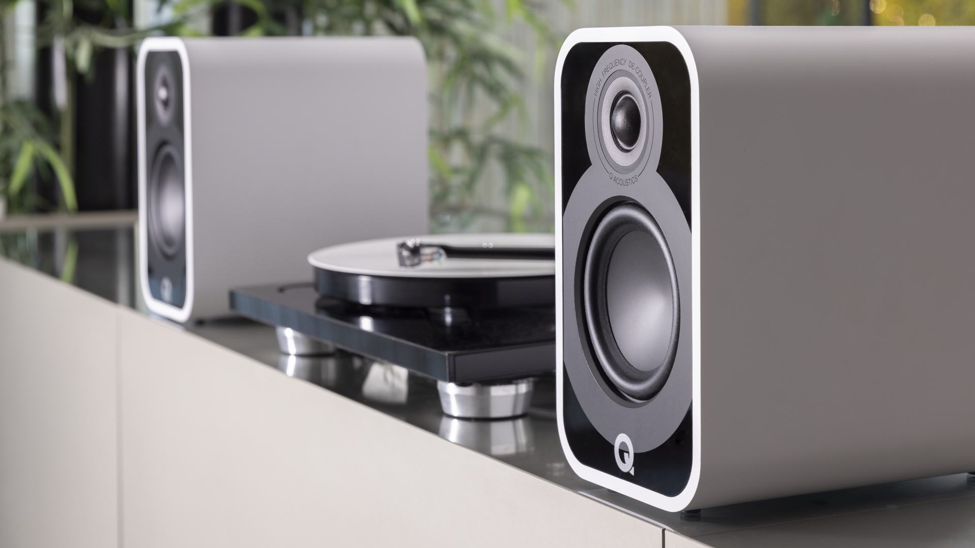 Q Acoustics 5010 wit - lifestyle - Boekenplank speaker