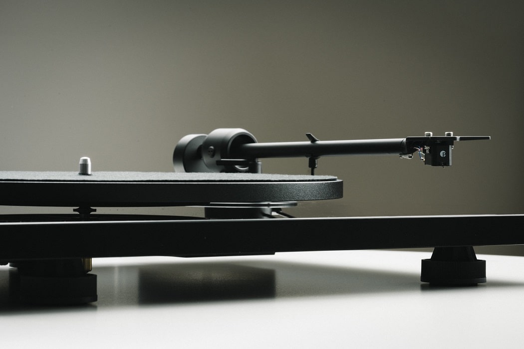 Pro-Ject E1.2 BT wit satijn - Platenspeler